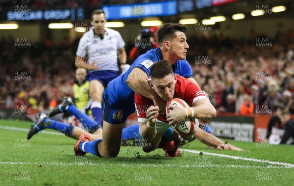 010220 - Wales v Italy, Guinness Six Nations -   Josh Adams of Wales betas Tommaso Allan of Italy as he dives in to score try