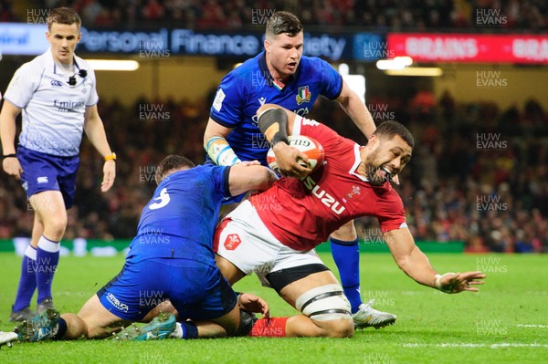 010220 - Wales v Italy - Guinness Six Nations - Taulupe Faletau of Wales is tackled by Callum Braley of Italy