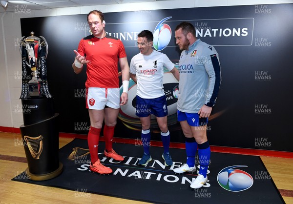 010220 - Wales v Italy - Guinness Six Nations - Alun Wyn Jones of Wales, Referee Luke Pearce and Luca Bigi of Italy at the coin toss