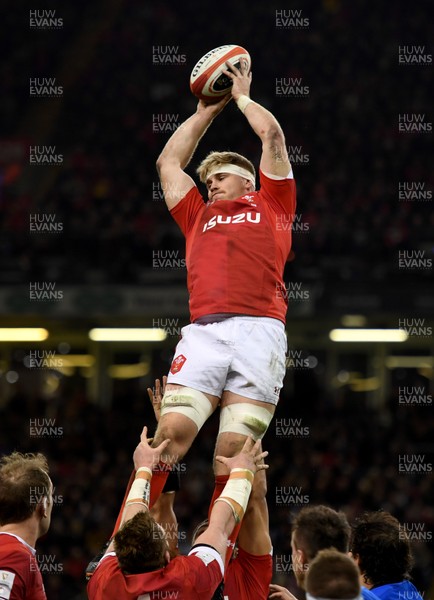 010220 - Wales v Italy - Guinness Six Nations - Aaron Wainwright of Wales wins line out ball