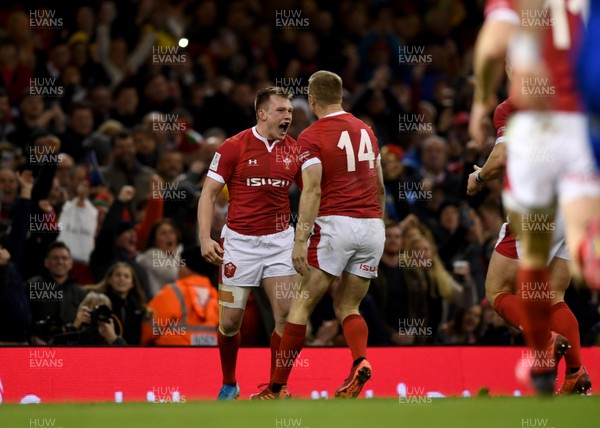 010220 - Wales v Italy - Guinness Six Nations - Nick Tompkins of Wales celebrates scoring a try with Johnny McNicholl 
