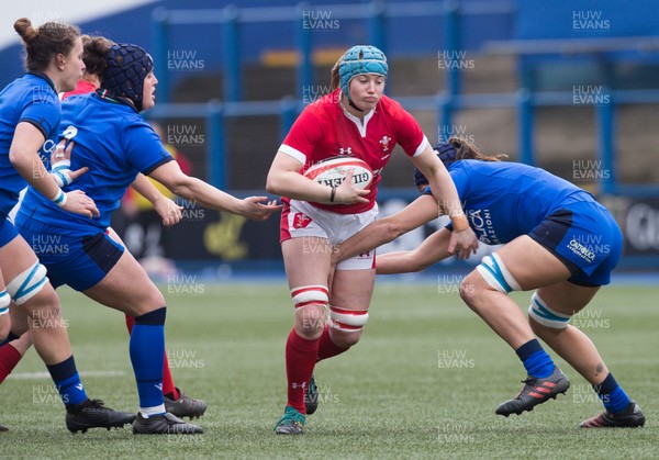 020220 - Wales v Italy, 2020 Women's Six Nations - Gwen Crabb of Wales charges forward