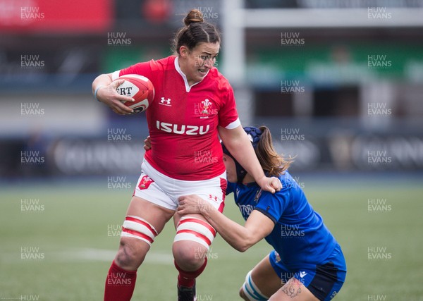 020220 - Wales v Italy, 2020 Women's Six Nations - Siwan Lillicrap of Wales takes on Giordana Duca of Italy
