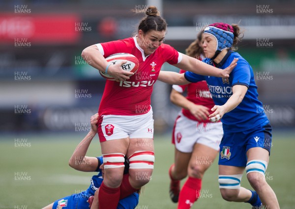 020220 - Wales v Italy, 2020 Women's Six Nations - Siwan Lillicrap of Wales charges at the Italian defence