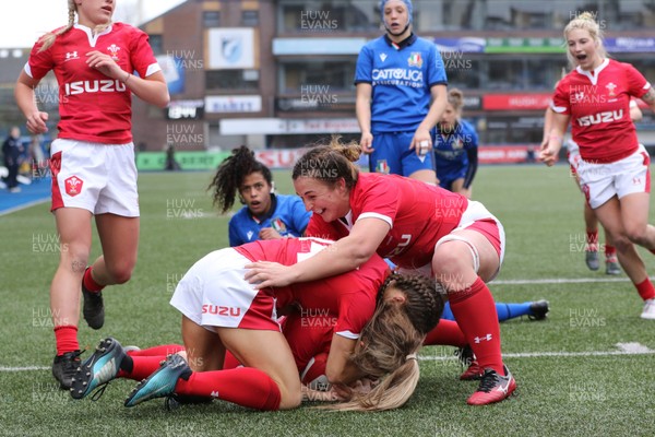 020220 - Wales v Italy, 2020 Women's Six Nations - Hannah Jones of Wales charges through to score try