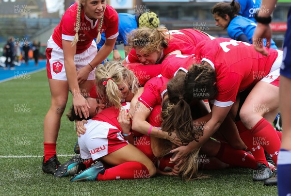 020220 - Wales v Italy, 2020 Women's Six Nations - Hannah Jones of Wales is swamped by celebrating team mates after scoring try