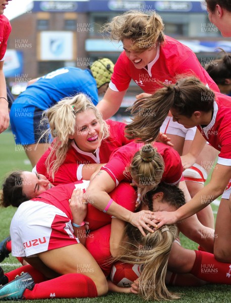 020220 - Wales v Italy, 2020 Women's Six Nations - Hannah Jones of Wales is swamped by celebrating team mates after scoring try