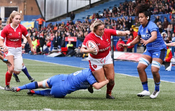 020220 - Wales v Italy, 2020 Women's Six Nations - Kelsey Jones of Wales powers over to score try