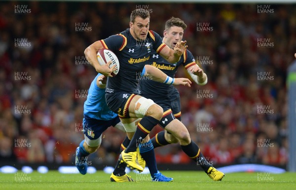 050915 -  Wales v Italy - Dove Men Test 2015 -Sam Warburton of Wales gets away from Michele Rizzo of Italy