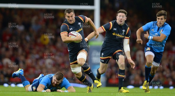 050915 -  Wales v Italy - Dove Men Test 2015 -Sam Warburton of Wales gets away from Michele Rizzo of Italy