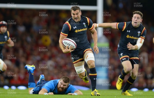 050915 -  Wales v Italy - Dove Men Test 2015 -Sam Warburton of Wales gets away from Michele Rizzo of Italy