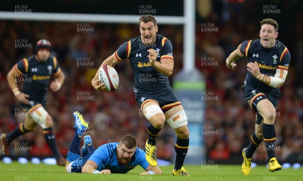 050915 -  Wales v Italy - Dove Men Test 2015 -Sam Warburton of Wales gets away from Michele Rizzo of Italy