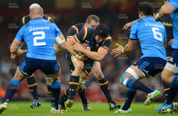 050915 -  Wales v Italy - Dove Men Test 2015 -James King of Wales takes on Leonardo Ghiraldini and Alessandro Zanni of Italy