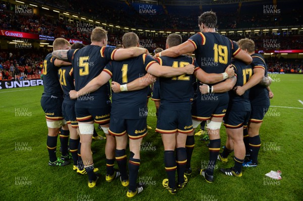 050915 -  Wales v Italy - Dove Men Test 2015 -Wales Players huddle at the end of the game