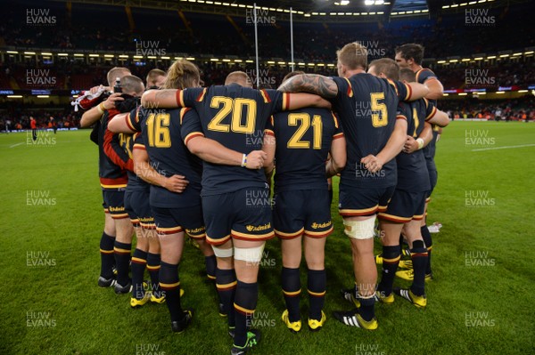 050915 -  Wales v Italy - Dove Men Test 2015 -Wales Players huddle at the end of the game