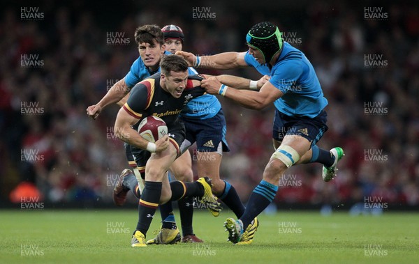 050915 - Wales v Italy - Dove Men Test - Gareth Davies of Wales is tackled by Tommaso Allan and Francesco Minto of Italy