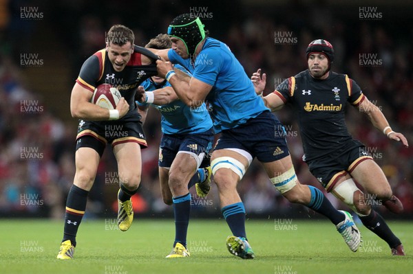 050915 - Wales v Italy - Dove Men Test - Gareth Davies of Wales is tackled by Tommaso Allan and Francesco Minto of Italy