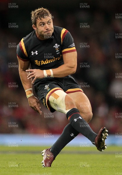 050915 - Wales v Italy - Dove Men Test - Leigh Halfpenny of Wales kicks a penalty