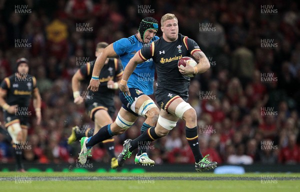 050915 - Wales v Italy - Dove Men Test - Ross Moriarty of Wales flies down the field