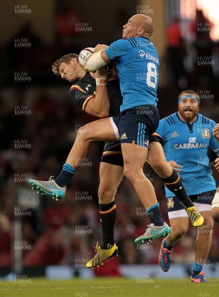 050915 - Wales v Italy - Dove Men Test - Dan Biggar of Wales collides with Sergio Parisse of Italy in the air