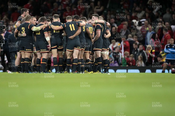 050915 - Wales v Italy - Dove Men Test - Wales team huddle at full time