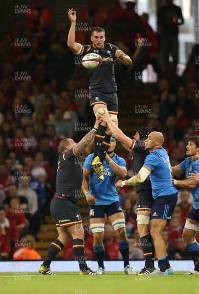 050915 - Wales v Italy, 2015 Dove Men Test - Sam Warburton of Wales wins the  line out ball