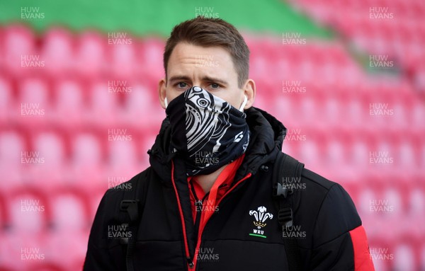 051220 - Wales v Italy - Autumn Nations Cup - Liam Williams arrives