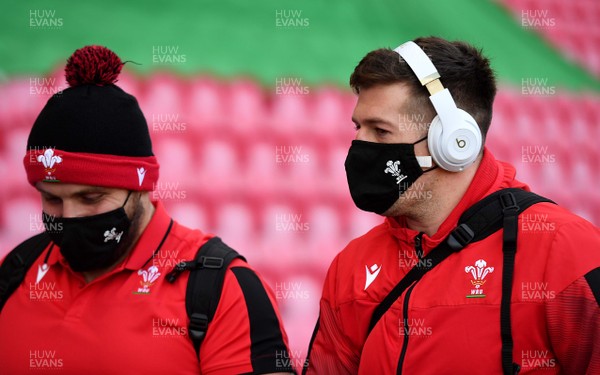051220 - Wales v Italy - Autumn Nations Cup - Nicky Smith and Justin Tipuric arrives