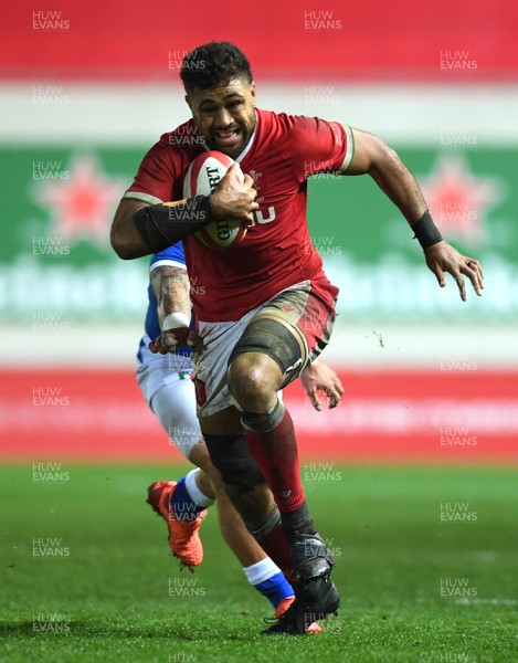 051220 - Wales v Italy - Autumn Nations Cup -  Taulupe Faletau of Wales