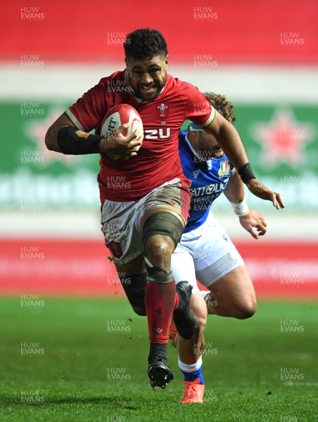 051220 - Wales v Italy - Autumn Nations Cup -  Taulupe Faletau of Wales