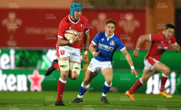051220 - Wales v Italy - Autumn Nations Cup - Justin Tipuric of Wales gets into space