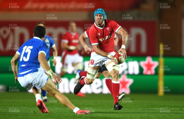 051220 - Wales v Italy - Autumn Nations Cup - Justin Tipuric of Wales gets into space