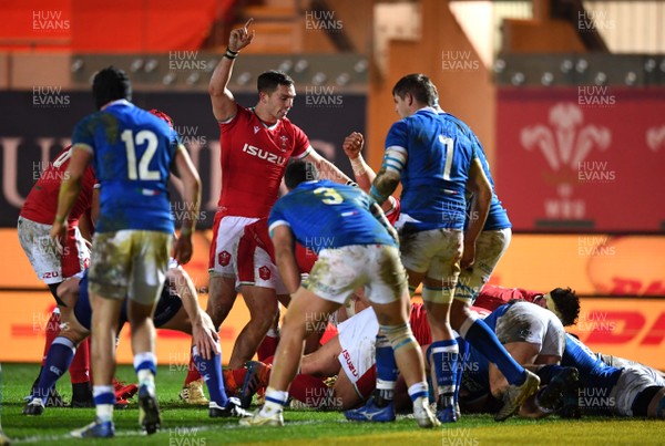 051220 - Wales v Italy - Autumn Nations Cup - George North of Wales celebrates Sam Parry (hidden) try