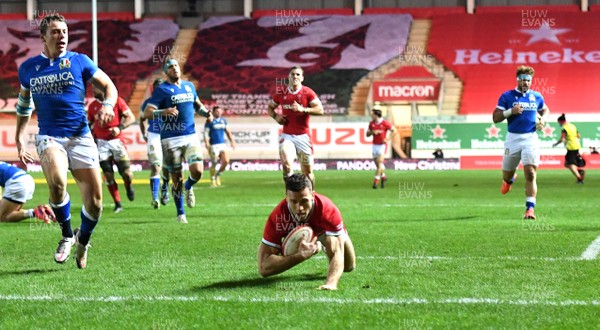 051220 - Wales v Italy - Autumn Nations Cup - Gareth Davies of Wales score try