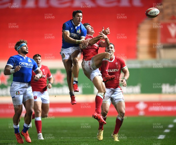 051220 - Wales v Italy - Autumn Nations Cup - Jacopo Trulla of Italy and Louis Rees-Zammit of Wales compete in the air