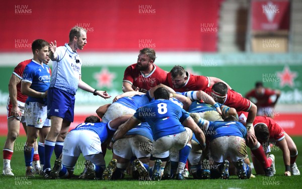 051220 - Wales v Italy - Autumn Nations Cup - Referee Wayne Barnes talks to Tomas Francis, Sam Parry and Wyn Jones of Wales during a scrum