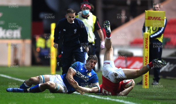 051220 - Wales v Italy - Autumn Nations Cup - Callum Sheedy of Wales is tackled by Johan Meyer of Italy