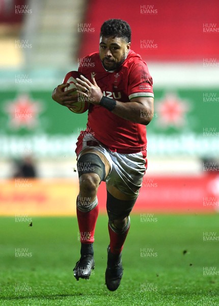 051220 - Wales v Italy - Autumn Nations Cup - Taulupe Faletau of Wales gets into space