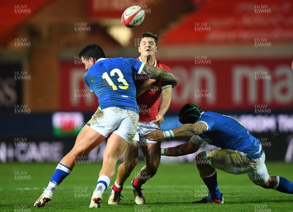 051220 - Wales v Italy - Autumn Nations Cup - Callum Sheedy of Wales is tackled by Marco Zanon of Italy