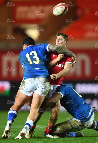 051220 - Wales v Italy - Autumn Nations Cup - Callum Sheedy of Wales is tackled by Marco Zanon of Italy