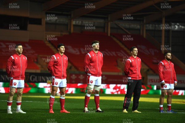 051220 - Wales v Italy - Autumn Nations Cup - Gareth Davies, Louis Rees-Zammit, Will Rowlands, George North and Nicky Smith of Wales during the anthems 