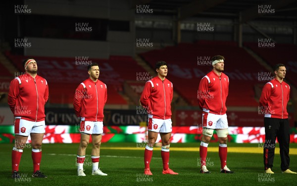 051220 - Wales v Italy - Autumn Nations Cup - Wyn Jones, Gareth Davies, Louis Rees-Zammit, Will Rowlands and George North of Wales during the anthems 
