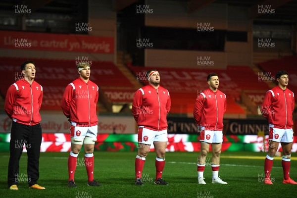 051220 - Wales v Italy - Autumn Nations Cup - Josh Adams, Aaron Wainwright, Wyn Jones, Gareth Davies and Louis Rees-Zammit of Wales during the anthems 