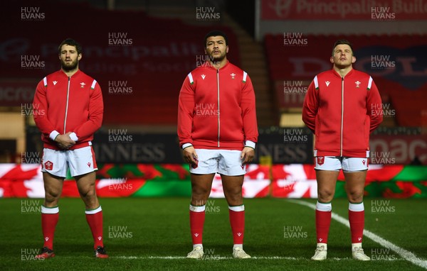 051220 - Wales v Italy - Autumn Nations Cup - Jonah Holmes, Leon Brown and Elliot Dee of Wales during the anthems 