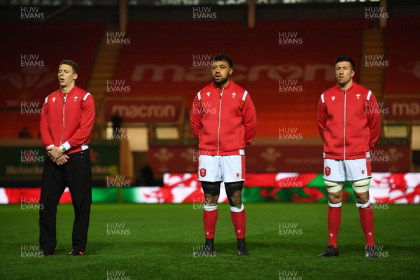 051220 - Wales v Italy - Autumn Nations Cup - Liam Williams, Taulupe Faletau and Justin Tipuric of Wales during the anthems 