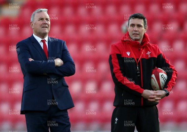 051220 - Wales v Italy - Autumn Nations Cup 2020 - Wales Head Coach Wayne Pivac and Stephen Jones