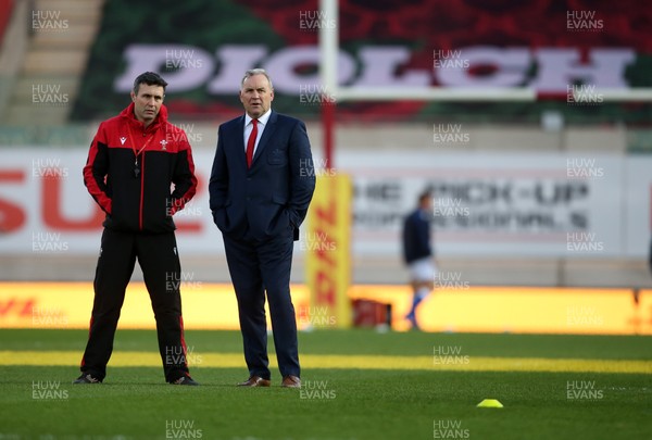051220 - Wales v Italy - Autumn Nations Cup 2020 - Stephen Jones and Wales Head Coach Wayne Pivac