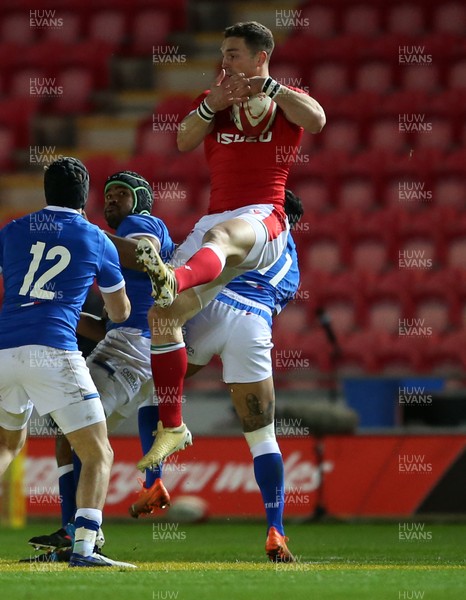 051220 - Wales v Italy - Autumn Nations Cup 2020 - George North of Wales gets the high ball