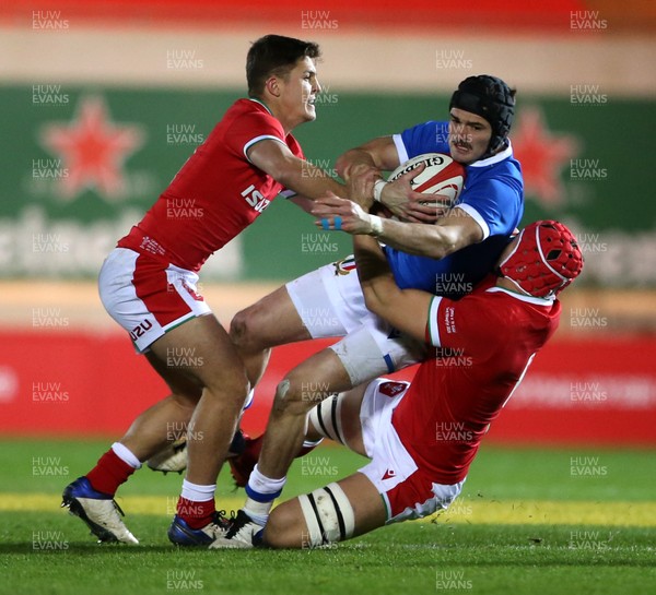 051220 - Wales v Italy - Autumn Nations Cup 2020 - Carlo Canna of Italy is tackled by Callum Sheedy and James Botham of Wales