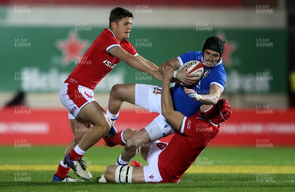 051220 - Wales v Italy - Autumn Nations Cup 2020 - Carlo Canna of Italy is tackled by Callum Sheedy and James Botham of Wales